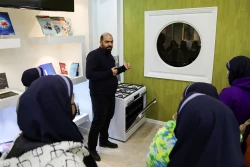 بازدید دانش آموزان دبیرستان شهید بینائی منطقه 15 از نمایشگاه ستاد نانو و میکرو 16