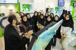 بازدید دانشجویان دانشگاه علوم پزشکی جندی شاپور اهواز از نمایشگاه ستاد توسعه فناوری‌های نانو و میکرو 9