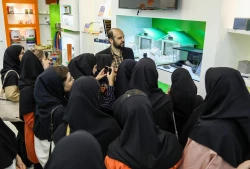 بازدید دانشجویان دانشگاه علوم پزشکی جندی شاپور اهواز از نمایشگاه ستاد توسعه فناوری‌های نانو و میکرو 7