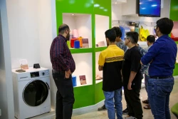 بازدید دانش آموزان متوسطه دوم مدرسه علامه حلی از نمایشگاه ستاد توسعه فناوری های نانو و میکرو 12