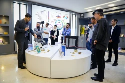 بازدید جمعی از فعالان رسانه ای سراسر دنیا از ستاد توسعه فناوری های نانو و میکرو 10