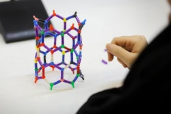 بازدید دانش آموزان پایه ششم مدرسه مهر هشتم از نمایشگاه ستاد توسعه فناوری های نانو و میکرو 6