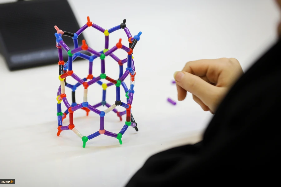 بازدید دانش آموزان پایه ششم مدرسه مهر هشتم از نمایشگاه ستاد توسعه فناوری های نانو و میکرو 6