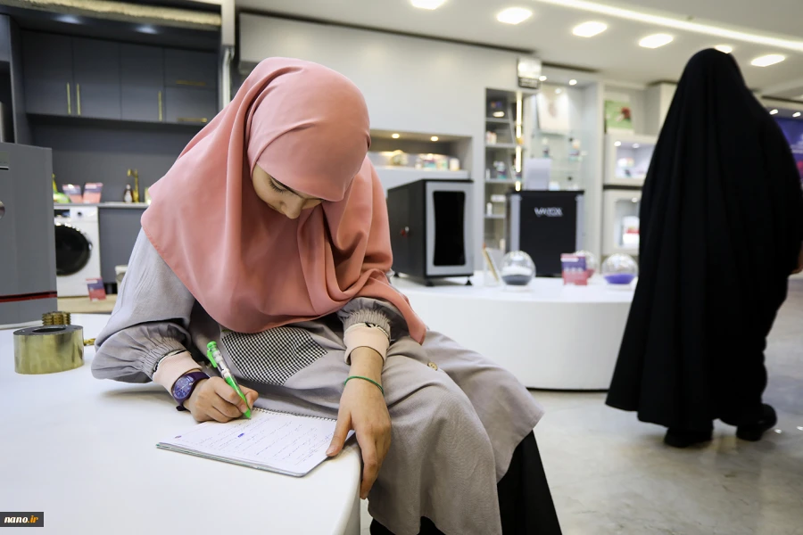 بازدید دانش آموزان پایه ششم مدرسه مهر هشتم از نمایشگاه ستاد توسعه فناوری های نانو و میکرو 15