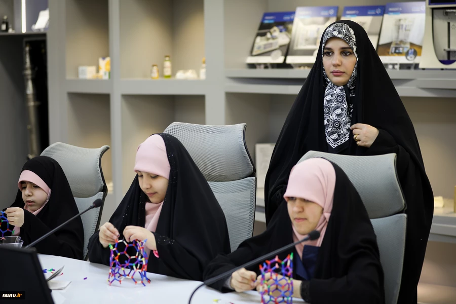 بازدید دانش آموزان پایه ششم مدرسه مهر هشتم از نمایشگاه ستاد توسعه فناوری های نانو و میکرو 7