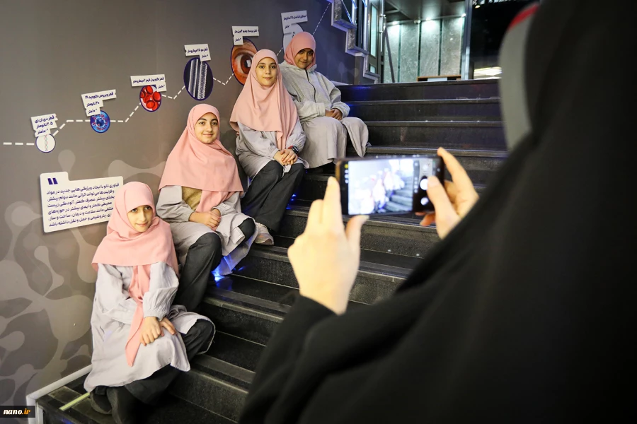 بازدید دانش آموزان پایه ششم مدرسه مهر هشتم از نمایشگاه ستاد توسعه فناوری های نانو و میکرو 16