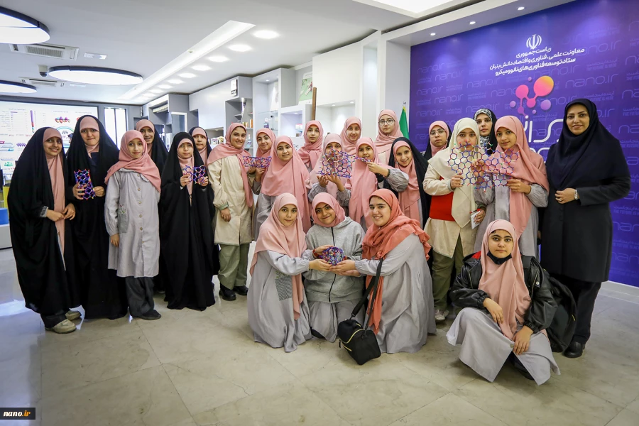 بازدید دانش آموزان پایه ششم مدرسه مهر هشتم از نمایشگاه ستاد توسعه فناوری های نانو و میکرو 17