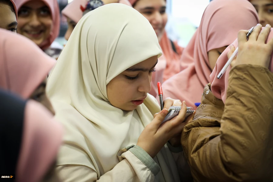 بازدید دانش آموزان پایه ششم مدرسه مهر هشتم از نمایشگاه ستاد توسعه فناوری های نانو و میکرو 18