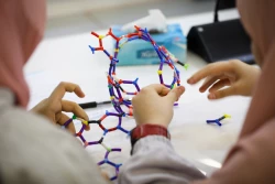 بازدید دانش آموزان پایه ششم مدرسه مهر هشتم از نمایشگاه ستاد توسعه فناوری های نانو و میکرو 9