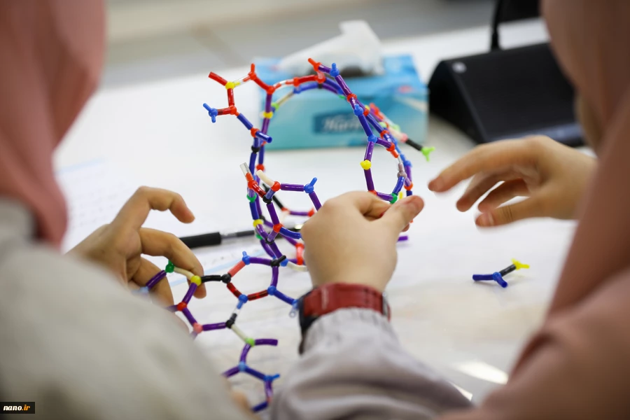 بازدید دانش آموزان پایه ششم مدرسه مهر هشتم از نمایشگاه ستاد توسعه فناوری های نانو و میکرو 9