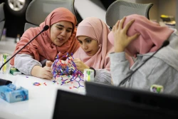 بازدید دانش آموزان پایه ششم مدرسه مهر هشتم از نمایشگاه ستاد توسعه فناوری های نانو و میکرو 10