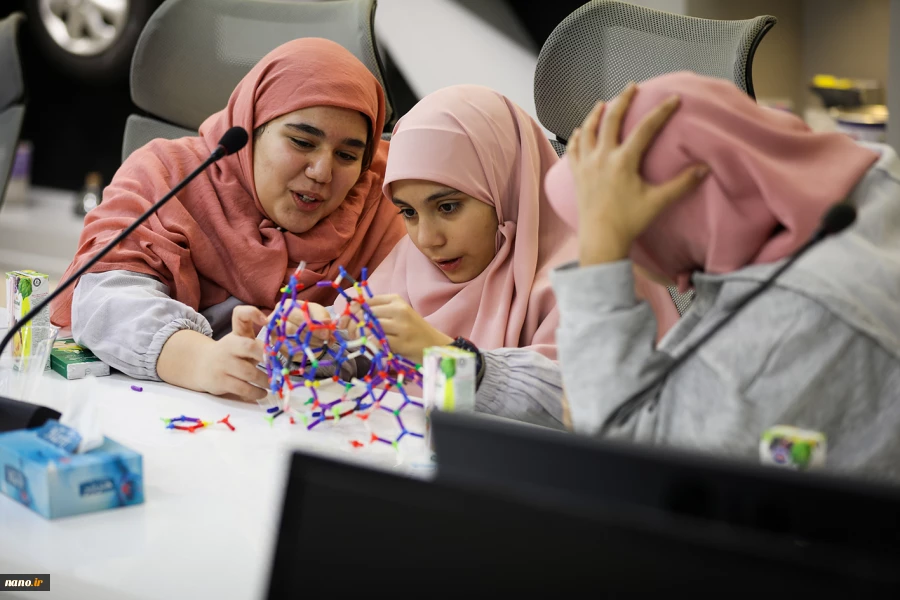 بازدید دانش آموزان پایه ششم مدرسه مهر هشتم از نمایشگاه ستاد توسعه فناوری های نانو و میکرو 10