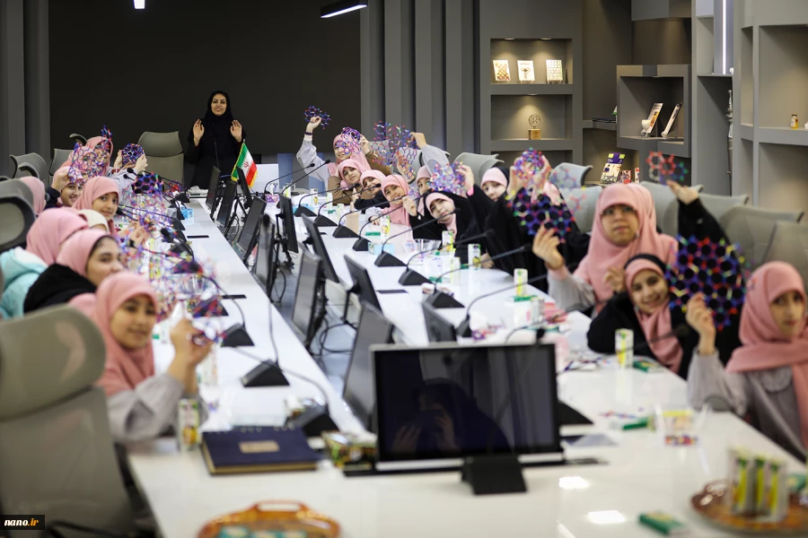 بازدید دانش آموزان پایه ششم مدرسه مهر هشتم از نمایشگاه ستاد توسعه فناوری های نانو و میکرو 11
