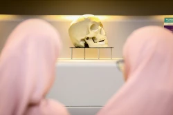 بازدید دانش آموزان پایه ششم مدرسه مهر هشتم از نمایشگاه ستاد توسعه فناوری های نانو و میکرو 21