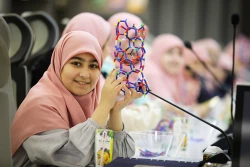 بازدید دانش آموزان پایه ششم مدرسه مهر هشتم از نمایشگاه ستاد توسعه فناوری های نانو و میکرو 12