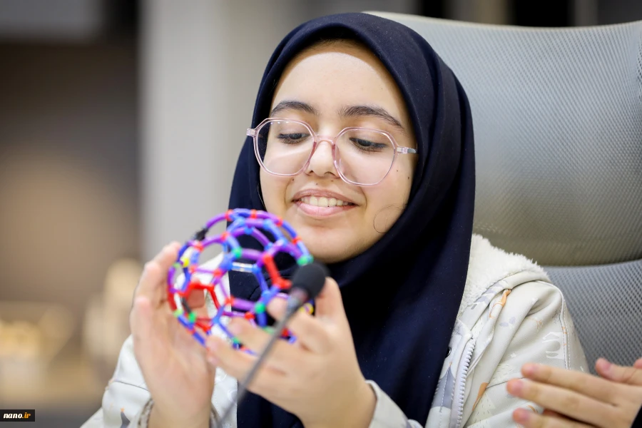 بازدید دانش آموزان متوسطه اول مدرسه دخترانه فرزانگان منطقه 5 تهران 
 12