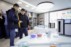 بازدید دانش آموزان مدرسه انرژی مثبت از نمایشگاه ایرانو 8