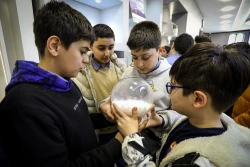 بازدید دانش آموزان مدرسه انرژی مثبت از نمایشگاه ایرانو 10