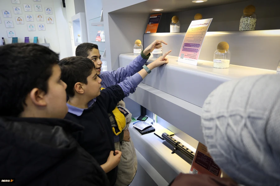 بازدید دانش آموزان مدرسه انرژی مثبت از نمایشگاه ایرانو 4