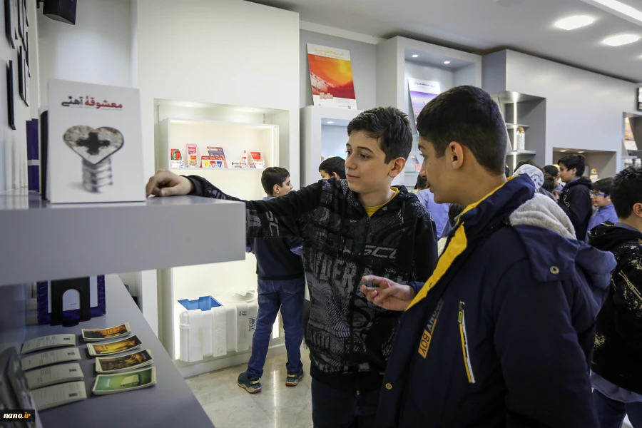 بازدید دانش آموزان مدرسه انرژی مثبت از نمایشگاه ایرانو 6