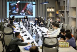 بازدید دانش آموزان مدرسه انرژی مثبت از نمایشگاه ایرانو 12