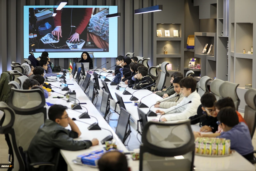 بازدید دانش آموزان مدرسه انرژی مثبت از نمایشگاه ایرانو 12