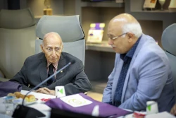 بازدید پروفسور فرهود (پدر علم ژنتیک ایران) از نمایشگاه ستاد توسعه فناوری نانو 5