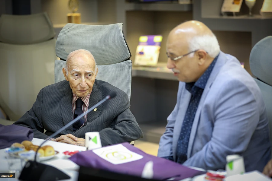 بازدید پروفسور فرهود (پدر علم ژنتیک ایران) از نمایشگاه ستاد توسعه فناوری نانو 5