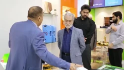 استاد مجید انتظامی پس از بازدید از نمایشگاه نانو