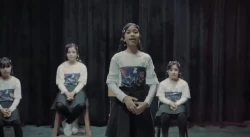 دانش آموزان دختر بندرعباسی هر کدام نقش یک دانشمند را بازی کردند و به این شکل زیبا فناوری نانو را توضیح دادند